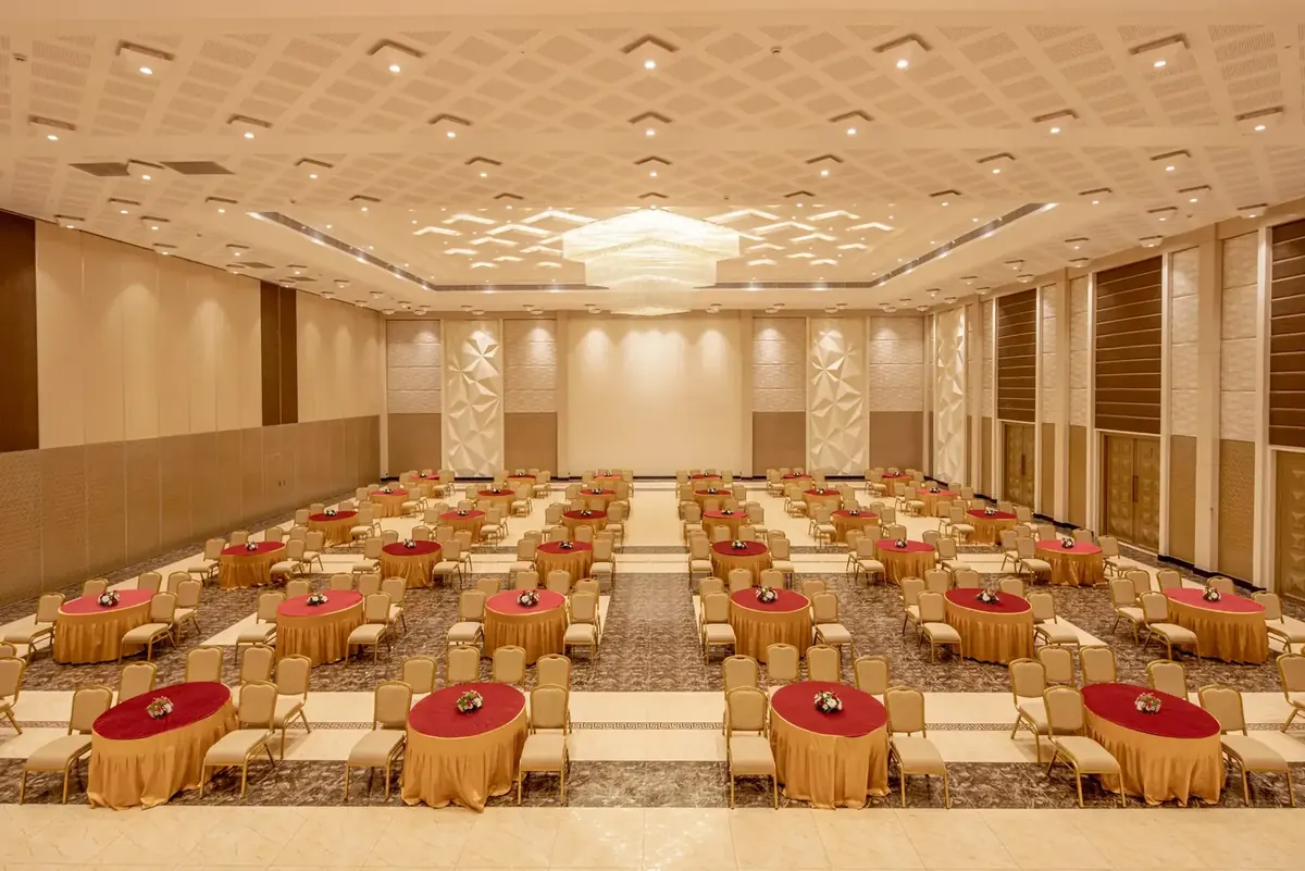 Round-table banquet layout for an intimate reception in Suganya's air-conditioned hall